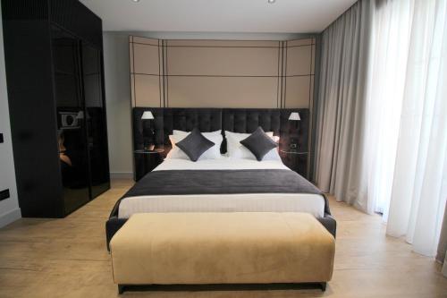 Deluxe Double Room with Balcony image 6