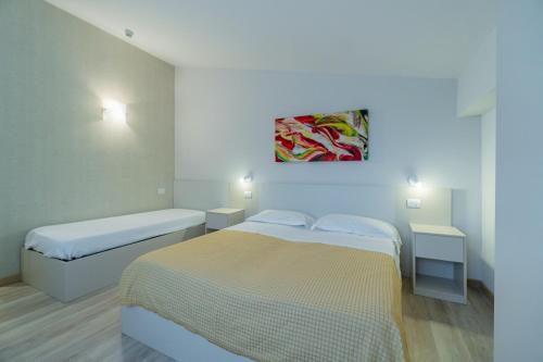 1 queen bed, 1 twin bed