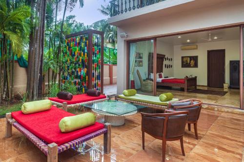 Saffronstays Casa Del Palms, Alibaug - luxury pool villa with chic interiors, alfresco dining and island bar