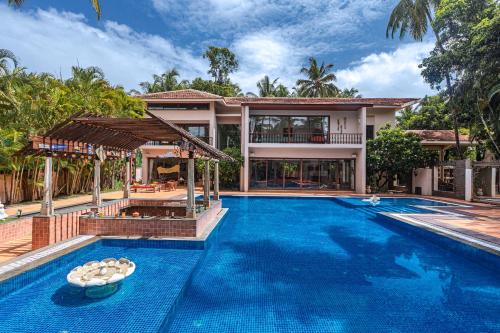 Saffronstays Casa Del Palms, Alibaug - luxury pool villa with chic interiors, alfresco dining and island bar