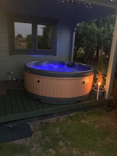Karstais baseins, Cosy 2 BR cabin on coast private hot tub ' Driftwood ' in Stogursey