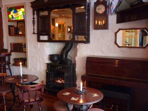 Holiday Hotel - image 11