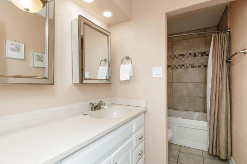 Great Waterfront Escape 209 by Padre Escapes - image 12