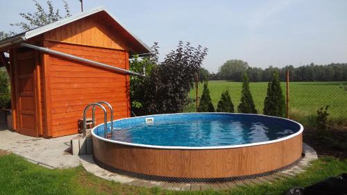 สระว่ายน้ำ, Chaty u rybnika Brodsky in เซอร์เวนี คอสเตเลซ