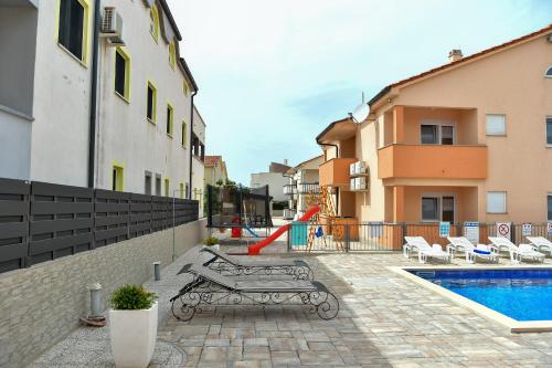 Apartment with Pool View