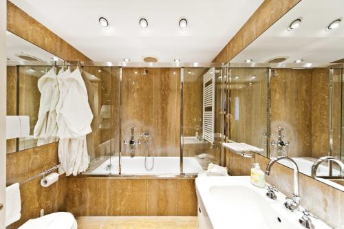 Elegant apartment with LIFT in historical 1600 Palace, a few min walk from San Marco Square, Venice