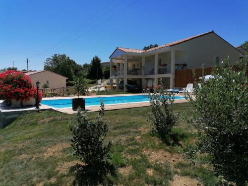 Villa Lembarrat vue sur côteaux jardin et piscine privée couverte, accès PMR facilité