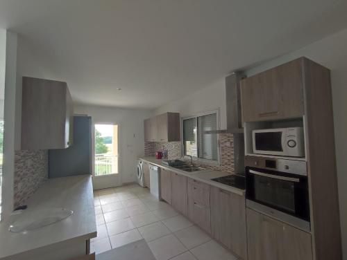virtuve, Villa Lembarrat moderne vue sur côteaux piscine & spa privés (Villa Lembarrat moderne vue sur coteaux piscine & spa prives) in Calignac