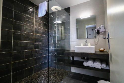 Twin Room with Shower