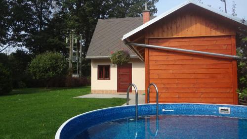 สระว่ายน้ำ, Chaty u rybnika Brodsky in เซอร์เวนี คอสเตเลซ