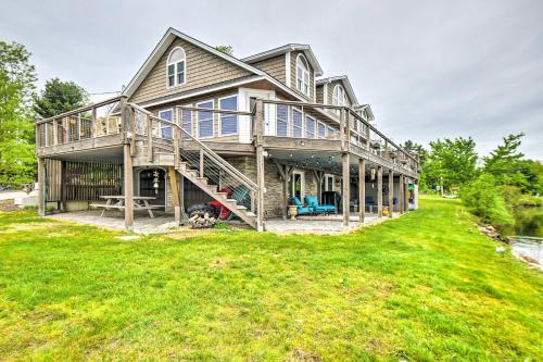 Stunning Enfield Home with Hot Tub and Boat Dock! in Энфилд (Нью-Гэмпшир)