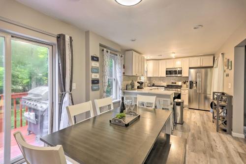 Pocono Retreat Hot Tub and Game Room Near Kalahari in Tobyhanna, USA