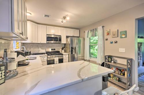 Pocono Retreat Hot Tub and Game Room Near Kalahari in Tobyhanna, USA
