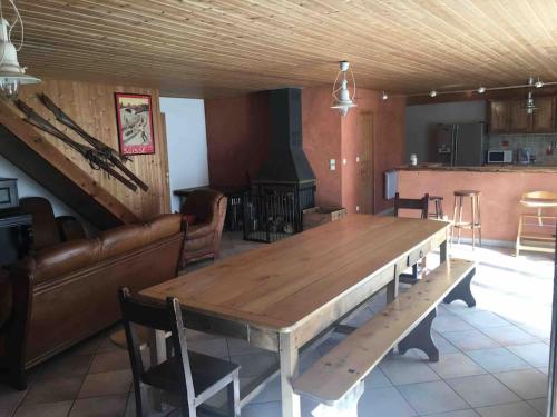 Très Grand Gîte équipé à la montagne (Tres Grand Gite equipe a la montagne) in Le Glaizil
