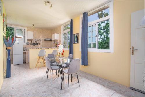 Pub/Lounge, Appartement La Source -Calme avec belle vue mer in Les Trois Ilets