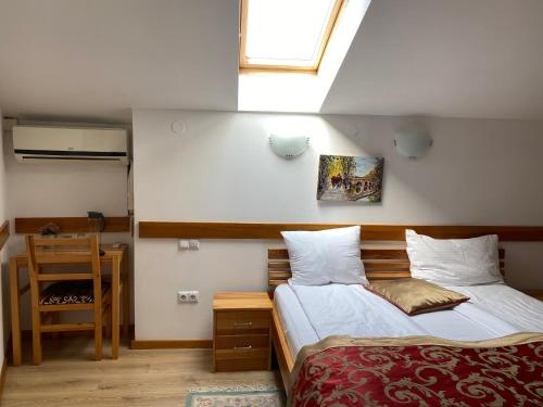 Double Room image 3
