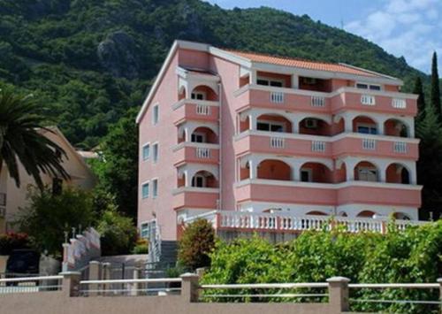 Vila Tamara Apartmani — Hotel in Budva