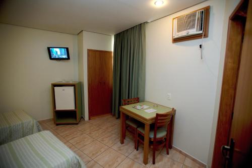 Standard Twin Room image 4