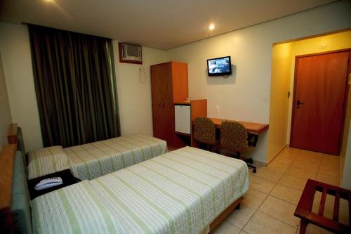 Standard Twin Room image 8