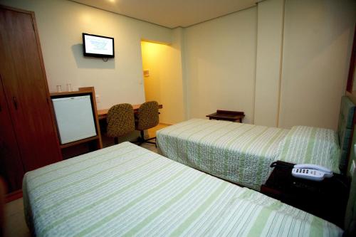 Standard Twin Room image 7