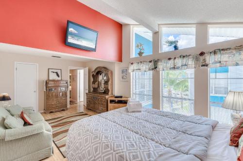 Madeira Beach Yacht Club 215F 2 Bedrooms Pool Access Spa WiFi Sleeps 6 - image 6