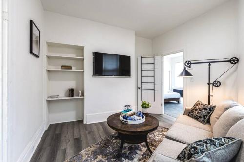 Little Italy Lodge-2 Bedroom Stay in Bloomfield