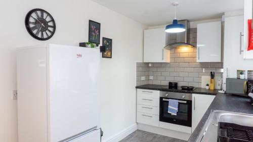 Heyes House - Air Host & Stay - Free parking - Contractor Friendly, Liverpool (photo 7)