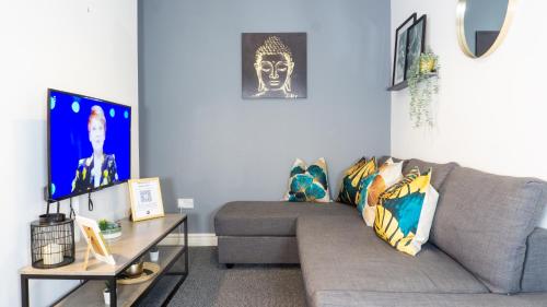 Heyes House - Air Host & Stay - Free parking - Contractor Friendly, Liverpool (photo 2)