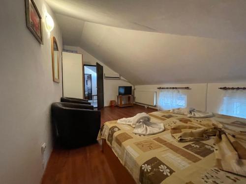 Apartment With Shared Bathroom image 2