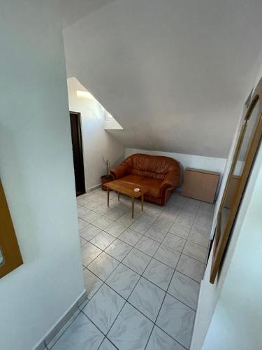 Apartment With Shared Bathroom image 7