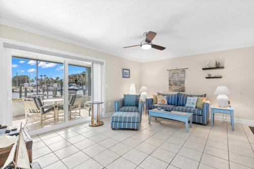 Madeira Beach Yacht Club 275A 2 Bedrooms Pool Access WiFi Sleeps 4 - image 2