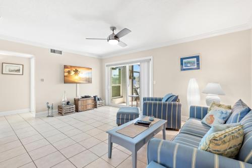 Madeira Beach Yacht Club 275A 2 Bedrooms Pool Access WiFi Sleeps 4 - image 11