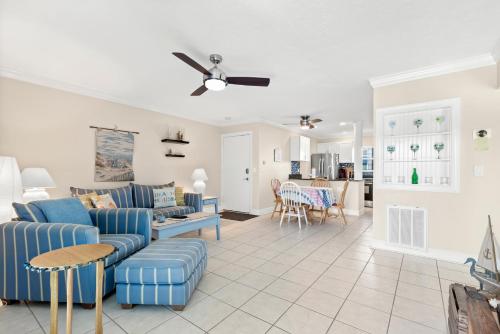 Madeira Beach Yacht Club 275A 2 Bedrooms Pool Access WiFi Sleeps 4 - image 6