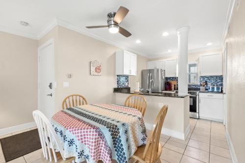 Madeira Beach Yacht Club 275A 2 Bedrooms Pool Access WiFi Sleeps 4 - image 8