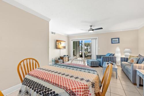 Madeira Beach Yacht Club 275A 2 Bedrooms Pool Access WiFi Sleeps 4 - image 10