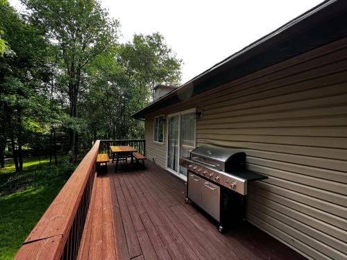 Oak circle chalet Pocono gated community - 1 min walk to Deerfield lake