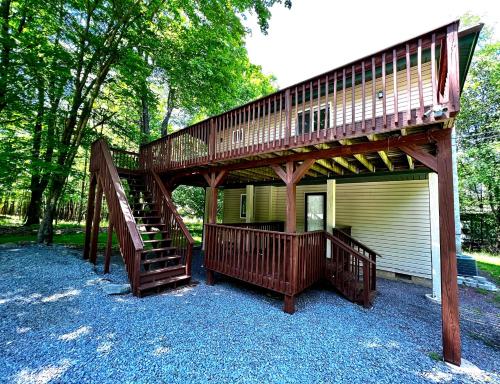 Oak circle chalet Pocono gated community - 1 min walk to Deerfield lake