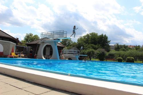 Blockhaus Chalet mit beheizbarem Badefass und Infrarotsauna auf der Terrasse in 巴德 塔茲曼斯多夫