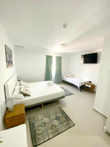 Deluxe Triple Room image 2