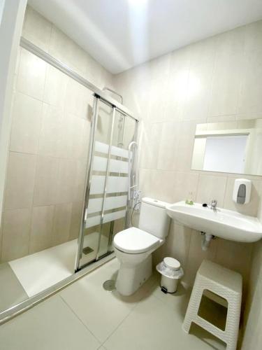 Deluxe Triple Room image 3