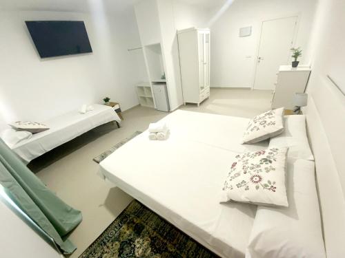 Deluxe Triple Room image 6