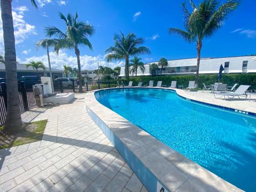 Tropical Oasis by the beach and shops, with pool in Riviera Beach, USA