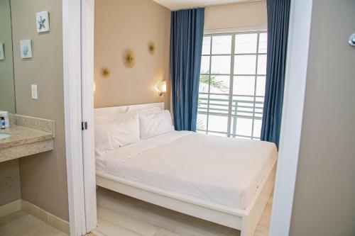Ocean Drive Apartments with Rooftop Pool, South Beach, Miami in Miami Beach, USA