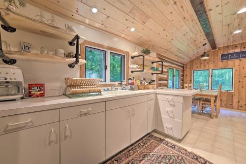 Secluded Family Cabin Less Than 1Mi to Lake Michigan! - image 2
