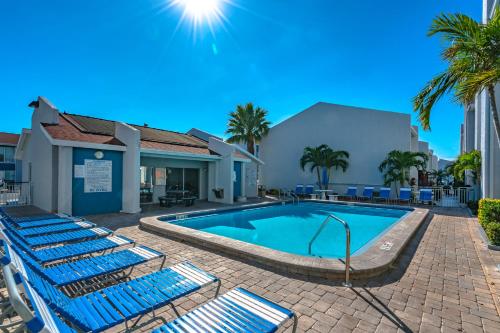 Madeira Beach Yacht Club 151H 1 Bedroom Heated Pool Spa WiFi Sleeps 4 - image 6