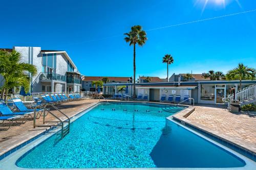 Madeira Beach Yacht Club 155B 1 Bedroom Sleeps 4 Heated Pool Sauna Pier - image 2