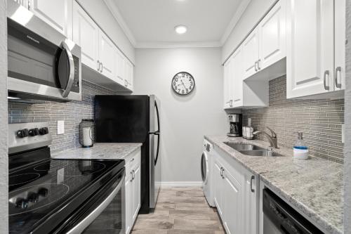 Madeira Beach Yacht Club 155B 1 Bedroom Sleeps 4 Heated Pool Sauna Pier - image 5