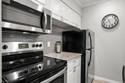 Madeira Beach Yacht Club 155B 1 Bedroom Sleeps 4 Heated Pool Sauna Pier - image 6