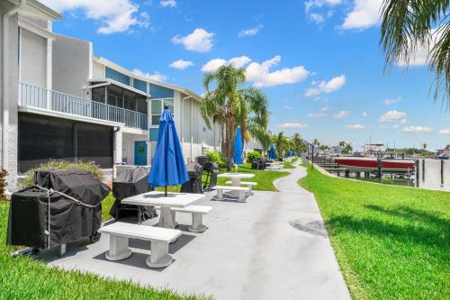 Madeira Beach Yacht Club 155B 1 Bedroom Sleeps 4 Heated Pool Sauna Pier - image 10