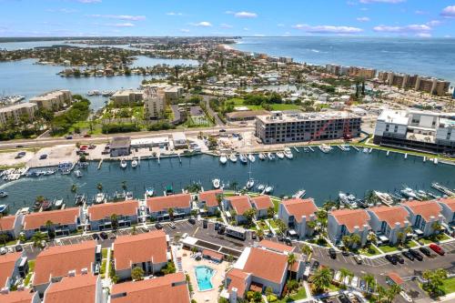 Madeira Beach Yacht Club 155B 1 Bedroom Sleeps 4 Heated Pool Sauna Pier - image 13